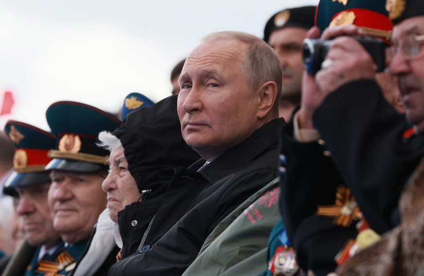 epaselect epa09935227 Russian President Vladimir Putin attends the Victory Day military parade in the Red Square in Moscow, Russia, 09 May 2022. The Victory Day military parade takes place annually to ...