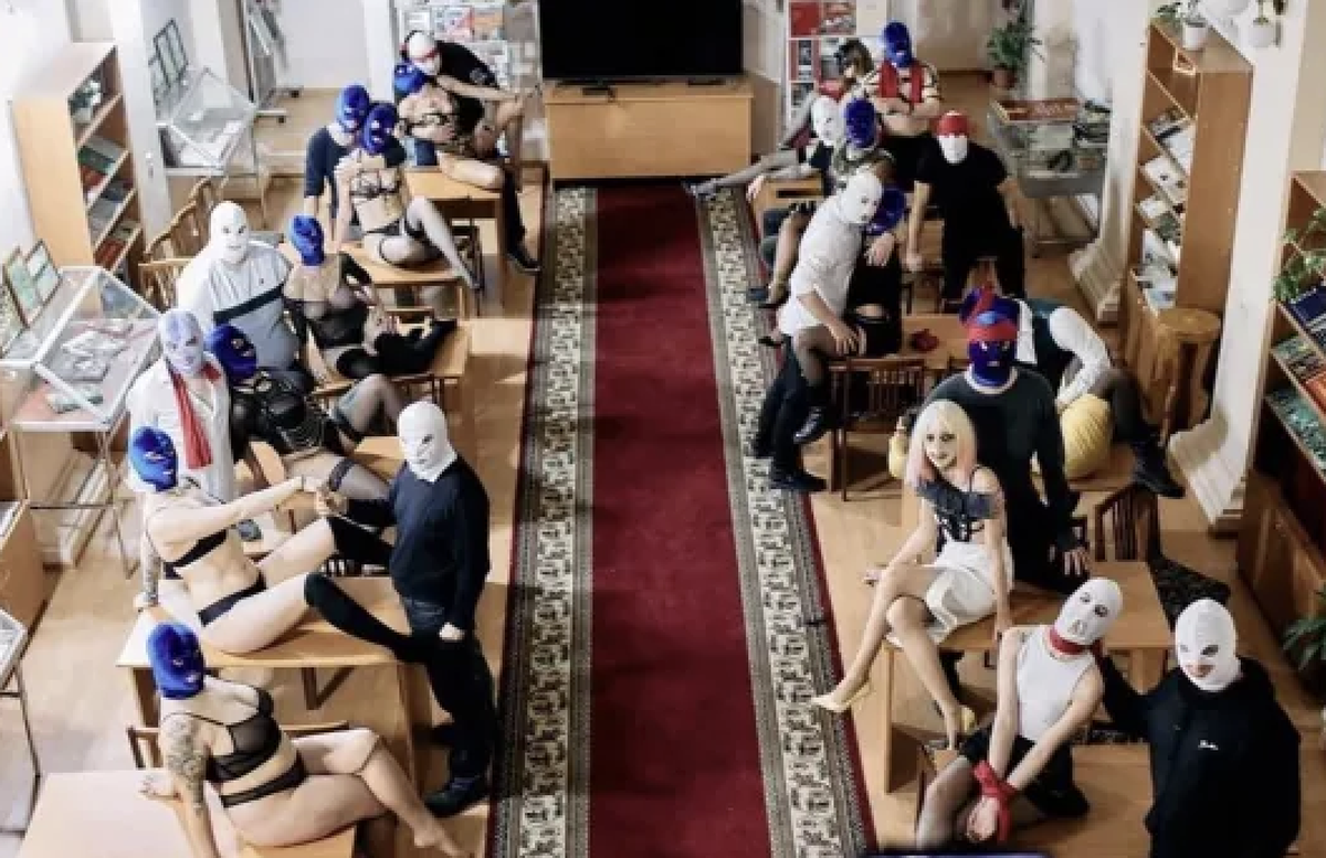 Les soirées BDSM du groupe Blue Velvet se tiennent notamment dans la bibliothèque de la Chambre des officiers.