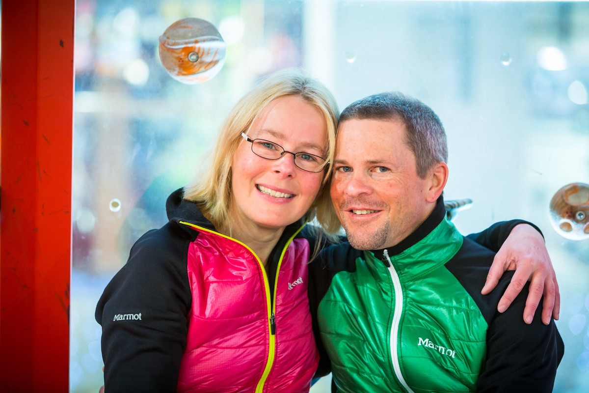 Bergsteigerpaar Alix von Melle und Luis Stitzinger in einer Kaeltekammer beim Outdoorsport-Ausstatter Globetrotter am M