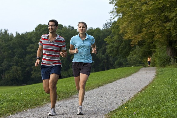 Two joggers run along a country lane near Zurich, Switzerland, pictured on August 27, 2009. (KEYSTONE/Alessandro Della Bella)

Zwei Jogger rennen am 26. August 2009 ueber einen Feldweg bei Zuerich. (K ...