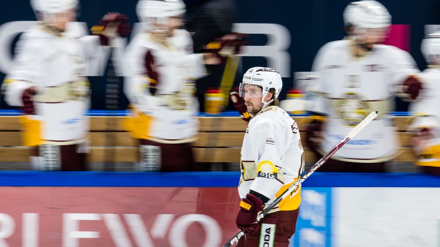 Servettes Sami Vatanen bejubelt sein Tor zum 1:1 im vierten Eishockey Playoff Halbfinalspiel der National League zwischen dem EV Zug und Geneve Servette HC am Donnerstag, 6. April 2023 in der Bossard  ...