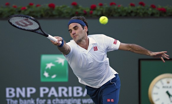 epa07446168 Roger Federer of Switzerland in action against Dominic Thiem of Austria during the Men&#039;s Final at the BNP Paribas Open tennis tournament at the Indian Wells Tennis Garden in Indian We ...