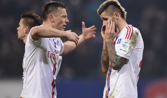 Ivica Olic versucht Valon Behrami etwas zu erklären. Ob es angekommen ist?