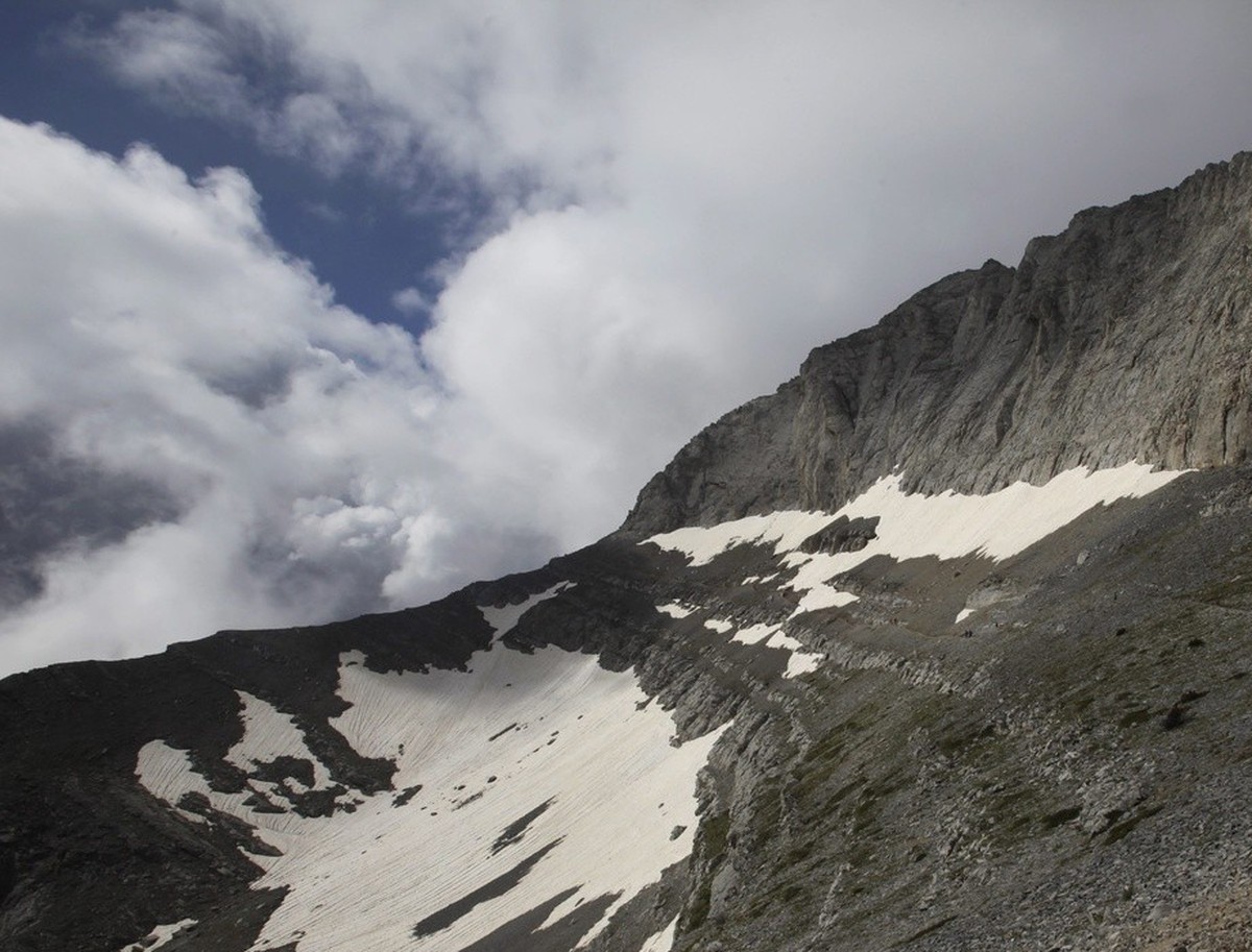 epa04863706 A picture dated 28 June 2015 shows an athlete running towards the Throne of Zeus peak during the 12th Olympus Marathon race, at the mountain of Olympus, northern Greece. The Olympus Marath ...