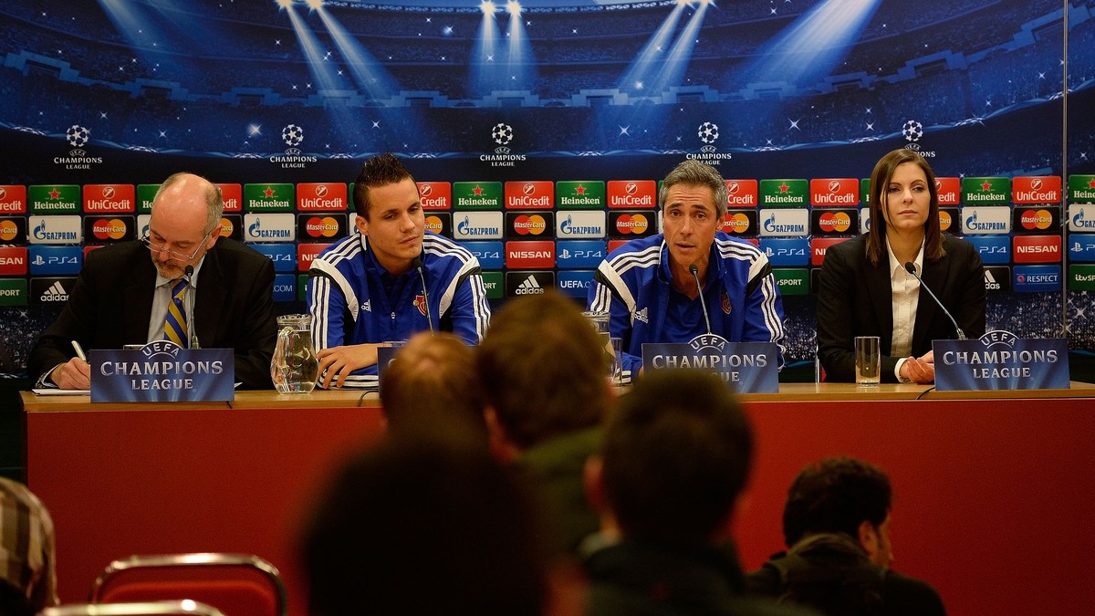Philipp Degen und Paulo Sousa wollen Liverpool an der Anfield Road die Stirn bieten.