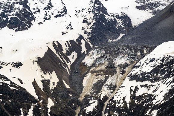Steine eines Felssturzes vom Kleinen Nesthorn stuerzen auf den Birchgletscher im Loetschental, am Sonntag, 25. Mai 2025, aufgenommen auf einer Alp ueber der Ortschaft Wiler. Das Dorf Blatten VS im Loe ...