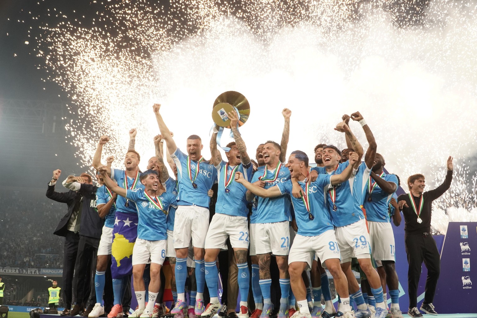 epaselect epa12129673 SSC Napoli players and staff celebrate the Scudetto, after the Italian Serie A soccer match between SSC Napoli and Cagliari Calcio, in Naples, Italy, 23 May 2025. SSC Napoli won  ...