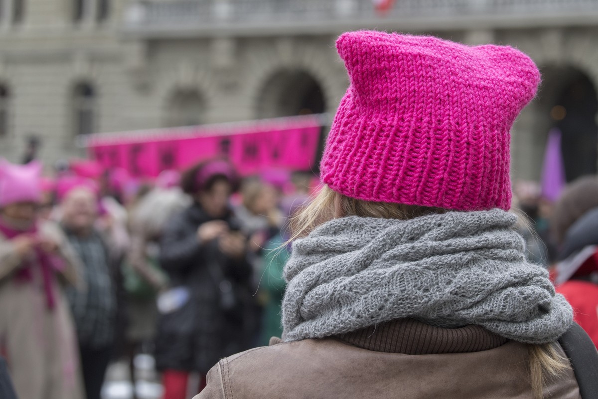 Mit dem Bekenntnis "wir wehren uns: Lohngleichheit fuer Frauen ist bei weitem nicht erreicht", demonstrieren anlaesslich des Internationalen Tag der Frau hunderte von Frauen mit stricken von ...