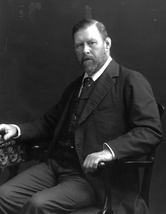 Bram Stoker 1906 Autor von Dracula (1897)
https://en.wikipedia.org/wiki/Bram_Stoker#/media/File:Bram_Stoker_1906.jpg