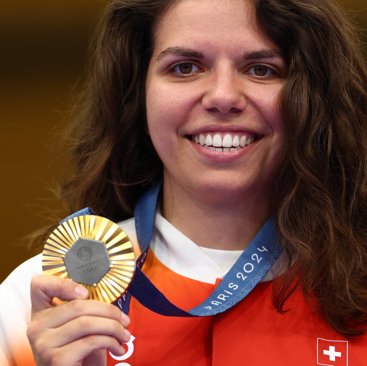 epa11517976 Gold medalist Chiara Leone of Switzerland ..poses during the medal ceremony for the 50m Rifle 3 Positions Women event of the Shooting competitions in the Paris 2024 Olympic Games at the Sh ...