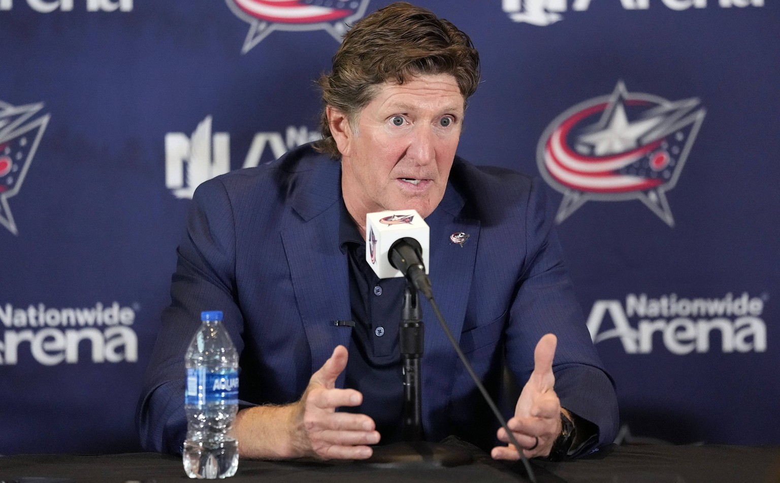 NHL, Eishockey Herren, USA Columbus Blue Jackets announce Mike Babcock as Head Coach Jul 1, 2023 Columbus, OH, USA Columbus Blue Jackets introduce Mike Babcock as their new head coach during a press c ...