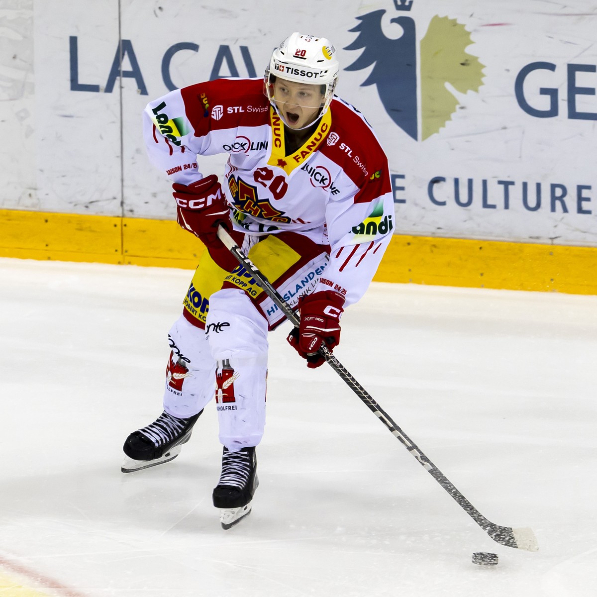 Aleksi Heponiemi (EHCB) controls the puck, during a National League regular season game of the Swiss Championship between Geneve-Servette HC, GSHC, and EHC Biel-Bienne, EHCB, at the ice stadium Les Ve ...