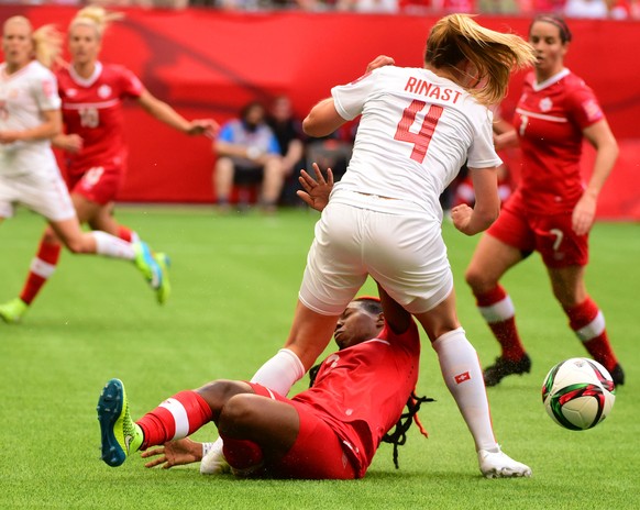 Rachel Rinast im Zweikampf mit Kanadas Kadeisha Buchanan.