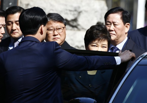 Park Geun Hye wird von den Ermittlern zuhause abgeholt.