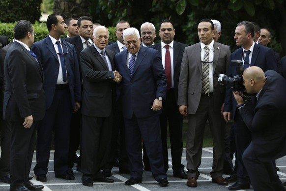Nabil al-Arabi und Mahmud Abbas (rechts) beim Handschlag in Kairo.