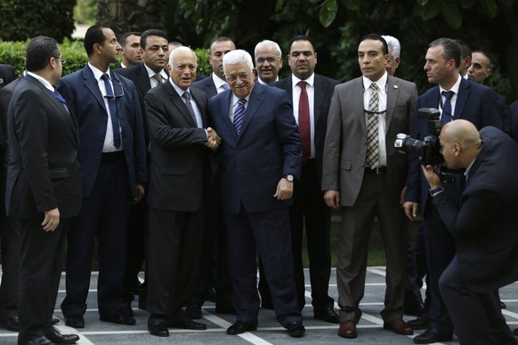 Nabil al-Arabi und Mahmud Abbas (rechts) beim Handschlag in Kairo.