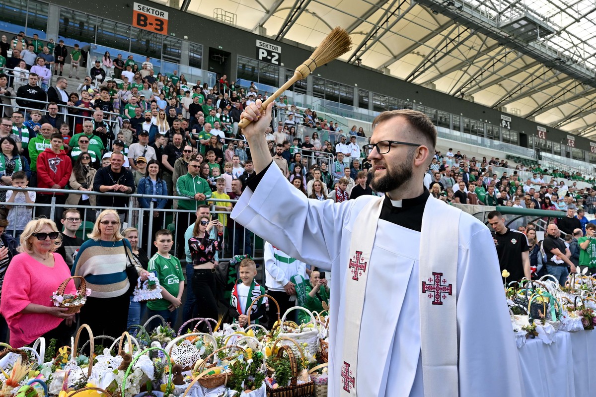epa12040417 Catholic priest Krzysztof Wrobel blesses Easter baskets of supporters of the Radomiak Radom football club on Holy Saturday (Easter Eve) at the Radomiak Stadium in Radom, Poland, 19 April 2 ...