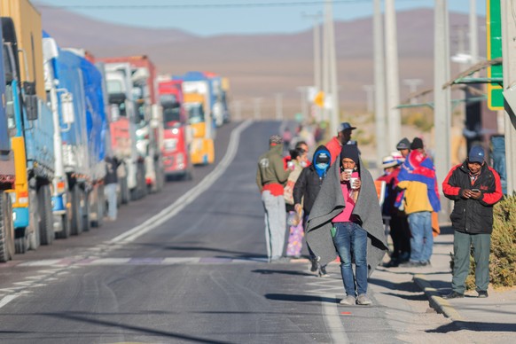 epa09488426 Venezuelan migrants walk the town of Colchane, on the border between Chile and Bolivia, located about 1,900 kilometers north of Santiago, Chile, 25 September 2021. Hundreds of migrants are ...