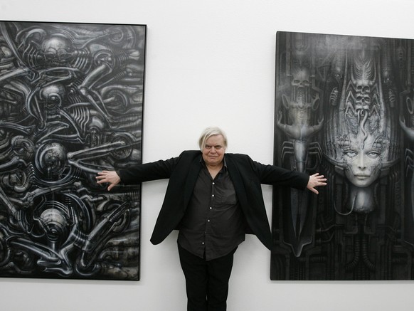 ARCHIV --- Der Churer Kuenstler H.R. Giger posiert am Freitag, 29. Juni 2007, im Buendner Kunstmuseum in Chur vor zwei seiner Bilder aus dem Jahre 1976 und 1974. &quot;H.R. Giger - Das Schaffen vor Al ...