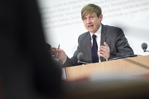 Stefan Meierhans, Schweizer Preisueberwacher, spricht an der Jahresmedienkonferenz, am Donnerstag, 26. Febraur 2015, in Bern. Der Preisueberwacher will dieses Jahr der Politik genauer auf die Finger s ...