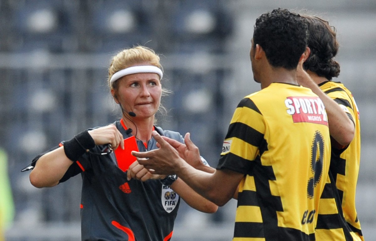 Schiedsrichterin Nicole Petignat, links, zueckt die Rote Karte gegen YB Spieler Carlos Varela, rechts, neben Eudis Silva de Souza aus Brasilien, im Spiel der Fussball Super League des BSC Young Boys g ...