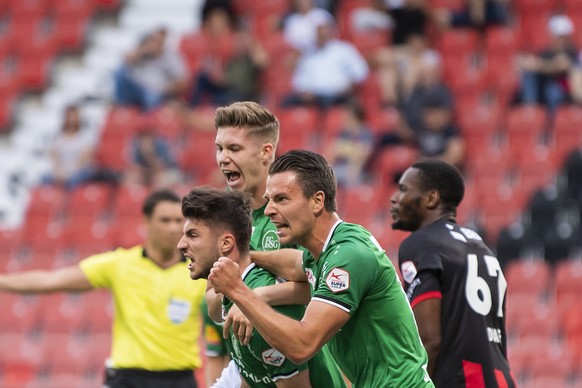 Joie des joueurs Saint-Gallois apres le but du 1:1 marque par le defenseur st-gallois Leonidas Stergiou, centre, lors de la rencontre de football du Championnat Suisse de Super League entre Neuchatel  ...