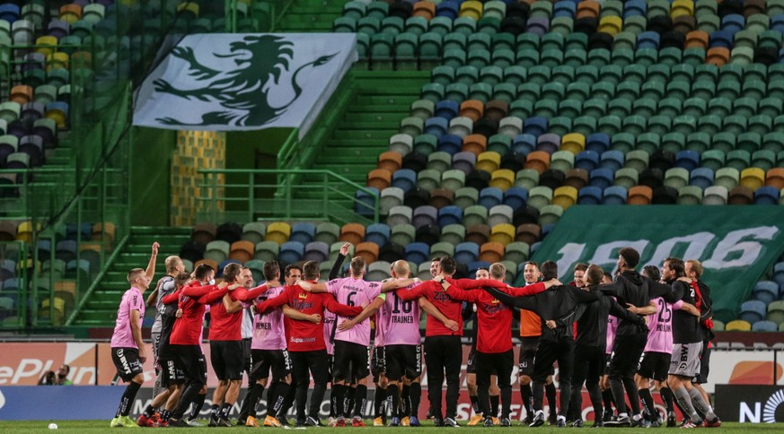 epa08714214 Lask Linz players celebrate after the UEFA Europa League playoff soccer match Sporting Lisbon vs Lask Linz at Alvalade stadium in Lisbon, Portugal, 01 October 2020. EPA/TIAGO PETINGA