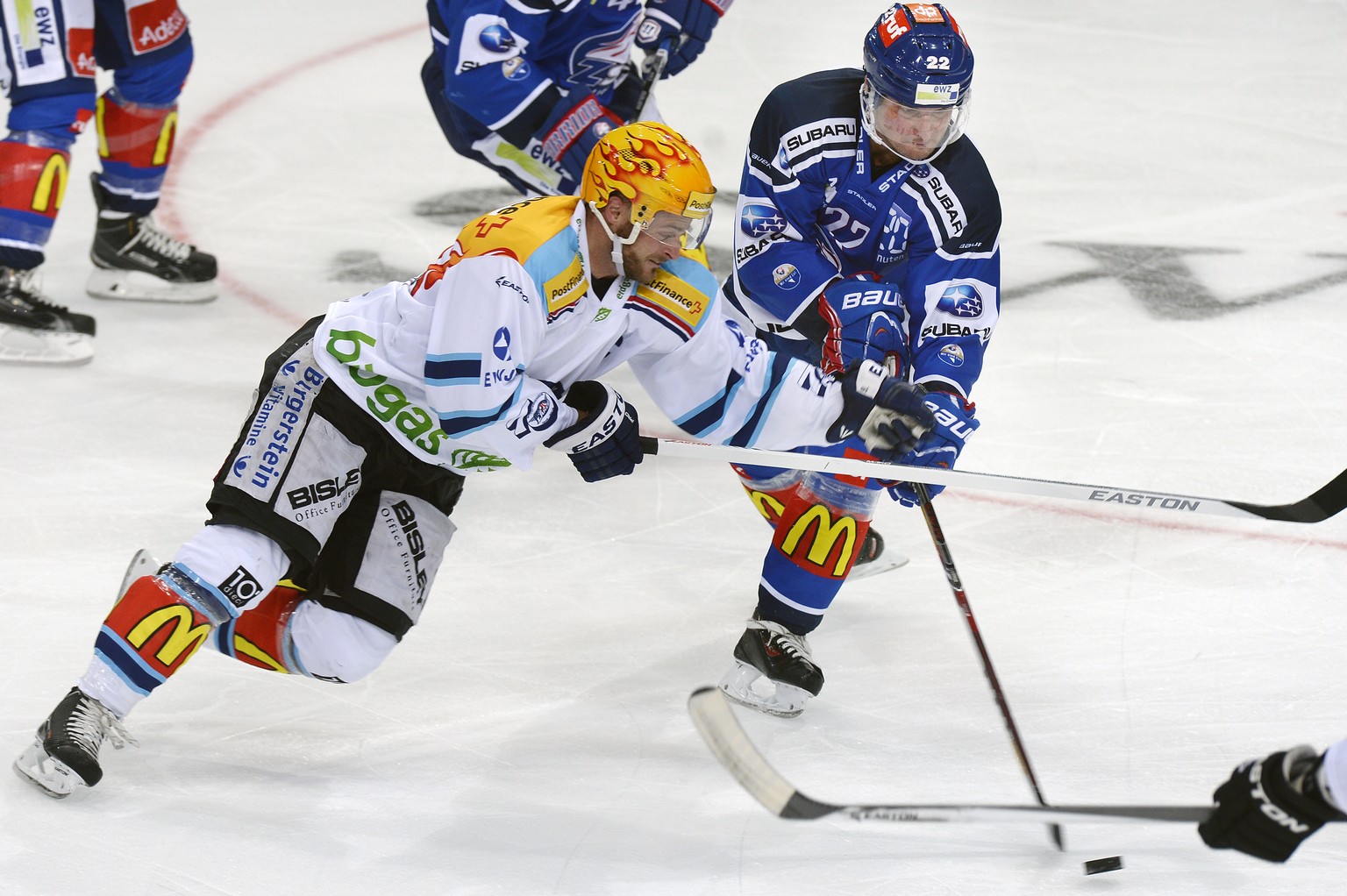 ZSC-Spieler Marc Andre Bergeron (r.) im Kampf gegen den Laker Stefan Hürlimann.