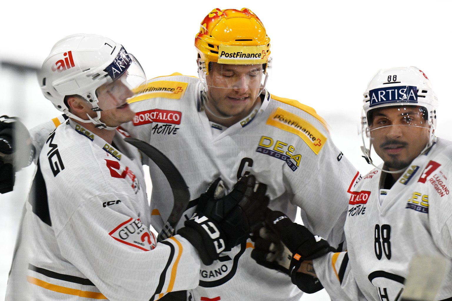 Luganos Daniel Carr, Postfinance Topscorer Calvin Thuerkauf, Michael Joly, von links, jubeln beim 0:1 beim Eishockey-Qualifikationsspiel der National League zwischen den SCL Tigers und dem HC Lugano,  ...