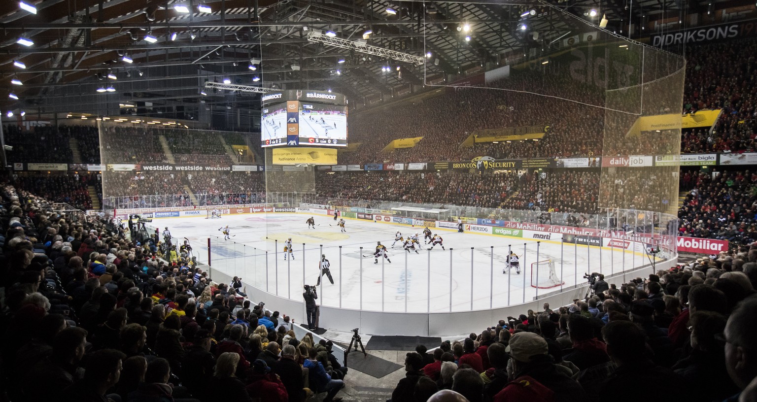 Zuschauer verfolgen das erste Eishockey Playoff-Finalspiel der National League A zwischen dem SC Bern und dem EV Zug, am Donnerstag, 6. April 2017, in der PostFinance Arena in Bern. (KEYSTONE/Peter Kl ...