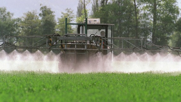 ARCHIVBILD ZUR PRESSEKONFERENZ DES SCHWEIZERISCHEN BAUERNVERBANDES ZUM THEMA PFLANZENSCHUTZ, AM MITTWOCH, 21. JUNI 2017 - Ein Landwirt versprueht ein Pflanzenschutzmittel, aufgenommen im Mai 2000 bei  ...