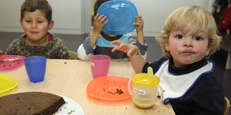 Ohne Kita keinen Job, mit Kita kein Geld: Junge Eltern in der Schweiz leiden unter den extrem hohen Betreuungskosten