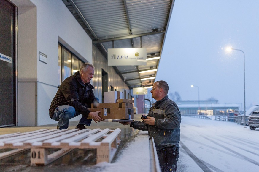 Unterwegs mit dem Paket-Pöstler Stefan „Tschudi“ Bütler auf seiner Route durch Muri kurz vor Weihnachten.