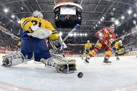 Biels Marco Maurer, rechts, trifft gegen Davos Goalie Gilles Senn zum 3:1 im Eishockey Meisterschaftsspiel der National League zwischen dem EHC Biel und dem HC Davos, am Samstag, 20. Januar 2018, in d ...