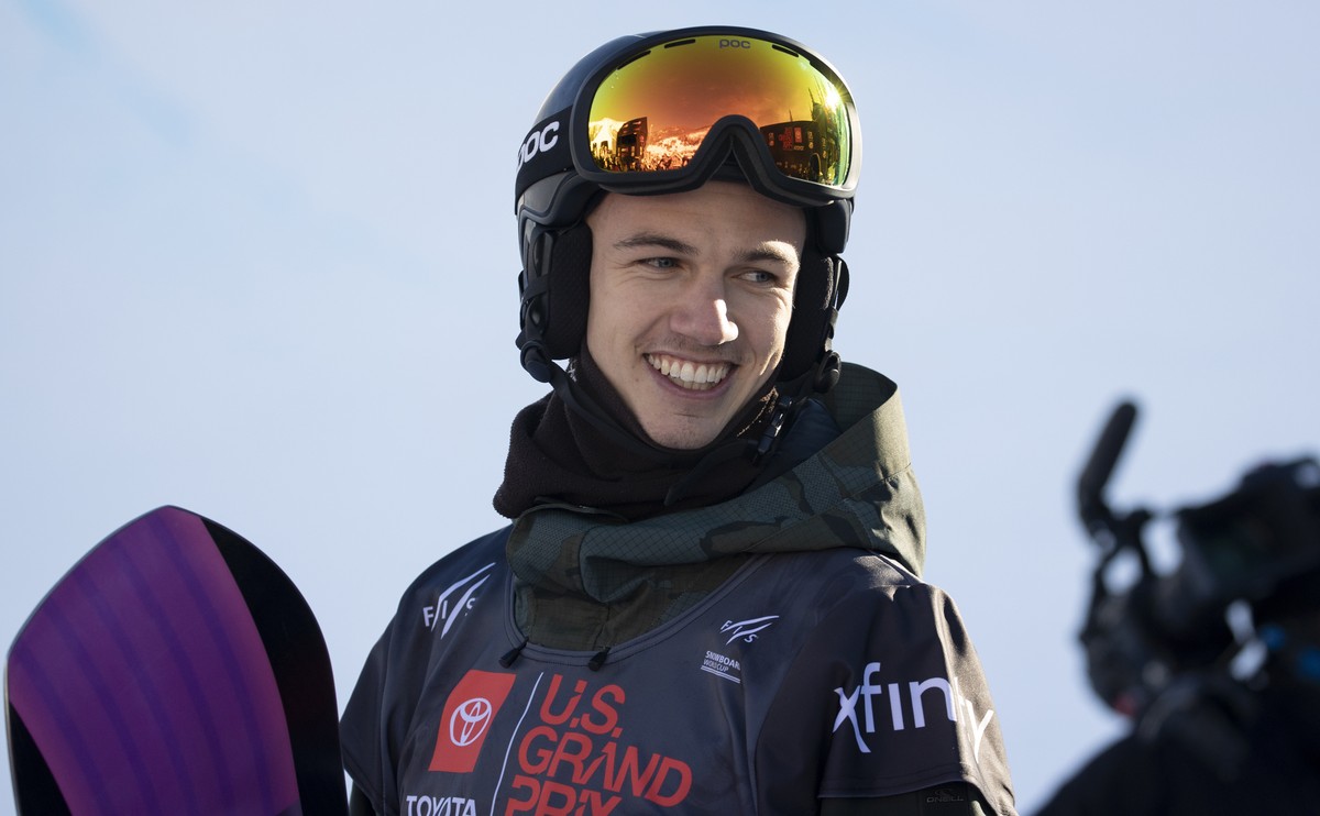 ARCHIV - JAN SCHERRER GEWINNT BRONZE AN DER WM IN DER HALFPIPE -- Jan Scherrer, of Switzerland, smiles following his run in the halfpipe finals Saturday, Dec. 11, 2021, during the U.S. Grand Prix snow ...