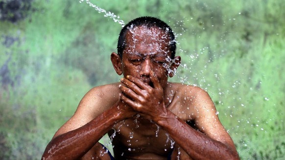 epa03427567 An Indonesian mentally ill patient, Ujang, 45, takes a bath at a small mental rehabilitation center run by the Jamrud Biru foundation in Bekasi, West Java, Indonesia, 10 October 2012. 10 O ...