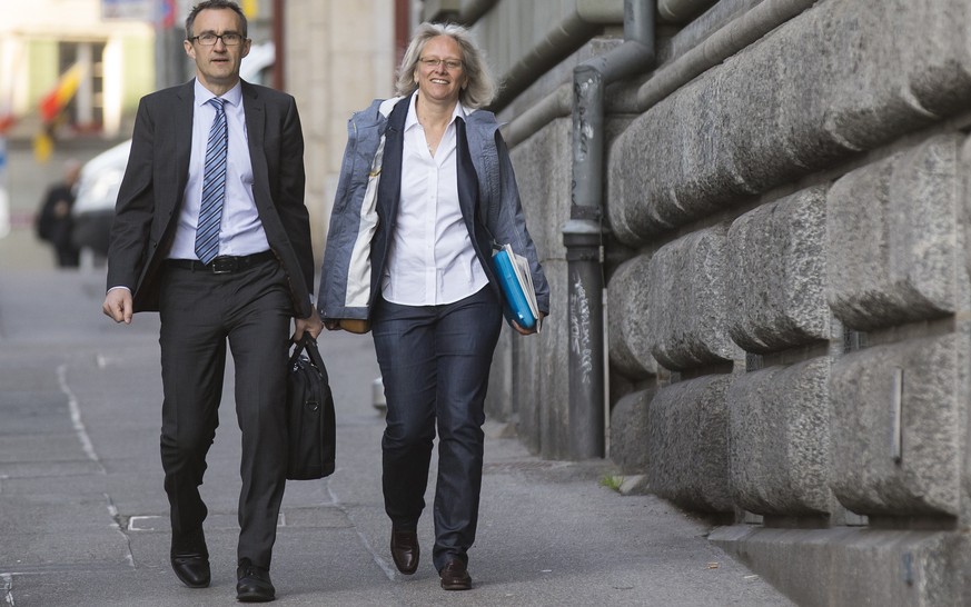 Martin Baltisser, Generalsekretär der, SVP (links), und Silvia Baer, stellvertretende Generalsekretärin der SVP, an der erstinstanzlichen Verhandlung vor dem Regionalgericht Bern-Mittelland (30. April 2015).<br data-editable="remove">