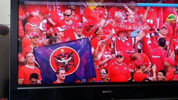 Auch in Brasilien wehte eine albanische Flagge unter den Schweizern.