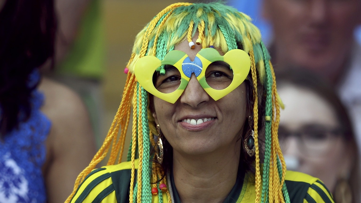 2016 Rio Olympics - Athletics - Final - Men&#039;s Decathlon Pole Vault - Groups - Olympic Stadium - Rio de Janeiro, Brazil - 18/08/2016. A fan cheers. REUTERS/Phil Noble FOR EDITORIAL USE ONLY. NOT F ...