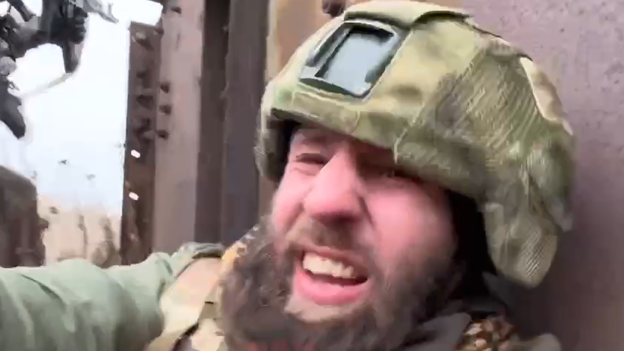 Ein russischer Soldat unter Beschuss.
