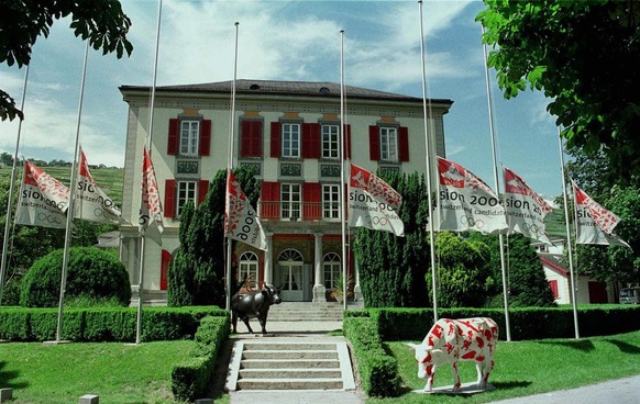 Auch einige Tage nach dem negativen Entscheid des IOC in Seoul zur Kandidatur von Sion fuer die Winterolympiade 2006 stehen die Fahnen vor der Villa Riedmatten in Sion, dem Sitz des Kandidaturkomittee ...