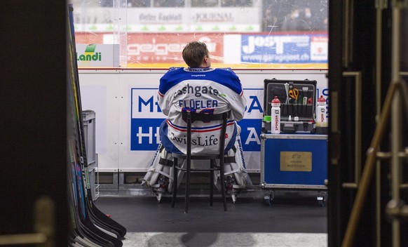 Lions Goalie, Lukas Flueler, schaut zu, waehrend dem Meisterschaftsspiel der National League, zwischen dem EHC Biel und den ZSC Lions am Samstag 17. Oktober 2020 in der Tissot Arena in Biel. (KEYSTONE ...