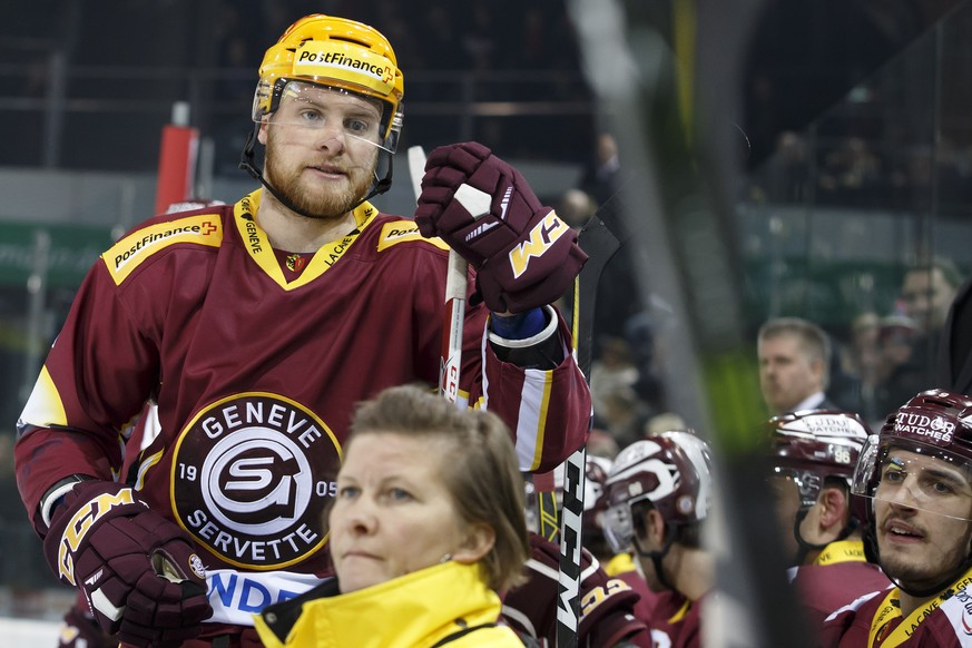 Geneve-Servette&#039;s center Tanner Richard, left, is sitting on the boards, during a National League regular season game of the Swiss Championship between Geneve-Servette HC and SC Bern, at the ice  ...
