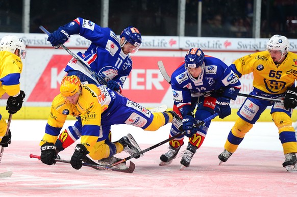 Perttu Lindgren, HCD, gegen Chris Baltisberger, ZSC, im Swiss Ice Hockey Meisterschaftsspiel zwischen dem ZSC Lions und dem HC Davos am Sonntag, 11. Dezember 2016 im Hallenstadion Zuerich. (KEYSTONE/M ...