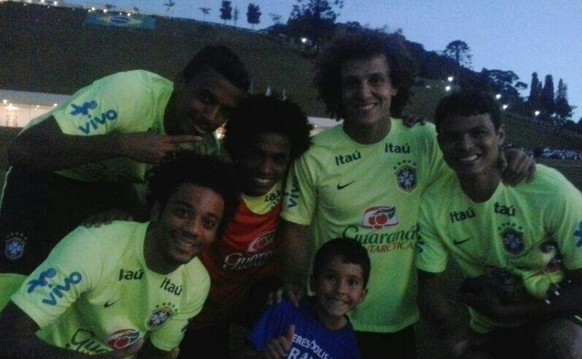 Marcelo, Luiz Gustavo, Willian, David Luiz und Thiago SIlva (v.l.n.r.) mit dem überglücklichen Jungen.