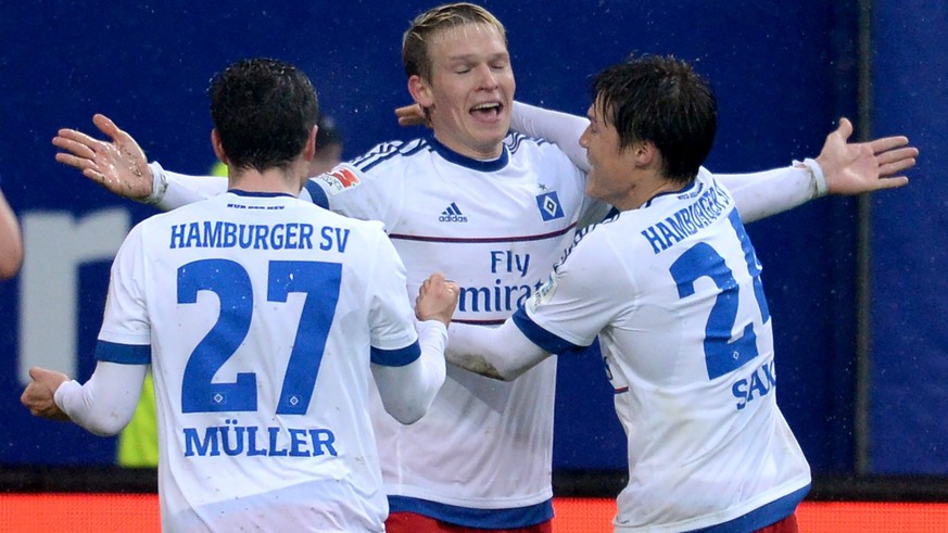 Müller und Sakai feiern mit Torschütze Rudnevs dessen Treffer zum 2:1 für den Hamburger SV.