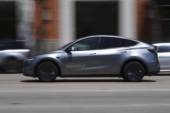 A driverless Tesla robotaxi, a ride-booking service, moves through traffic, Sunday, June 22, 2025, in Austin, Texas. (AP Photo/Eric Gay)
Musk Self Driving Promises
