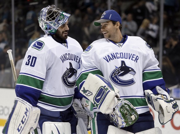 Die Vancouver Canucks Goalies Ryan Miller (l.) und Eddie Lack verstehen Spass.
