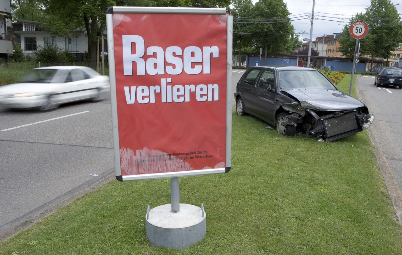 Ein Auto-Wrack steht in der Mitte der Badnenerstrasse in Zuerich am Samstag, 4. juni 2005. Die Zuercher Polizei macht in ihrer neusten Verkehrssicherheitskampagne Raser eindruecklich auf die Folgen ih ...