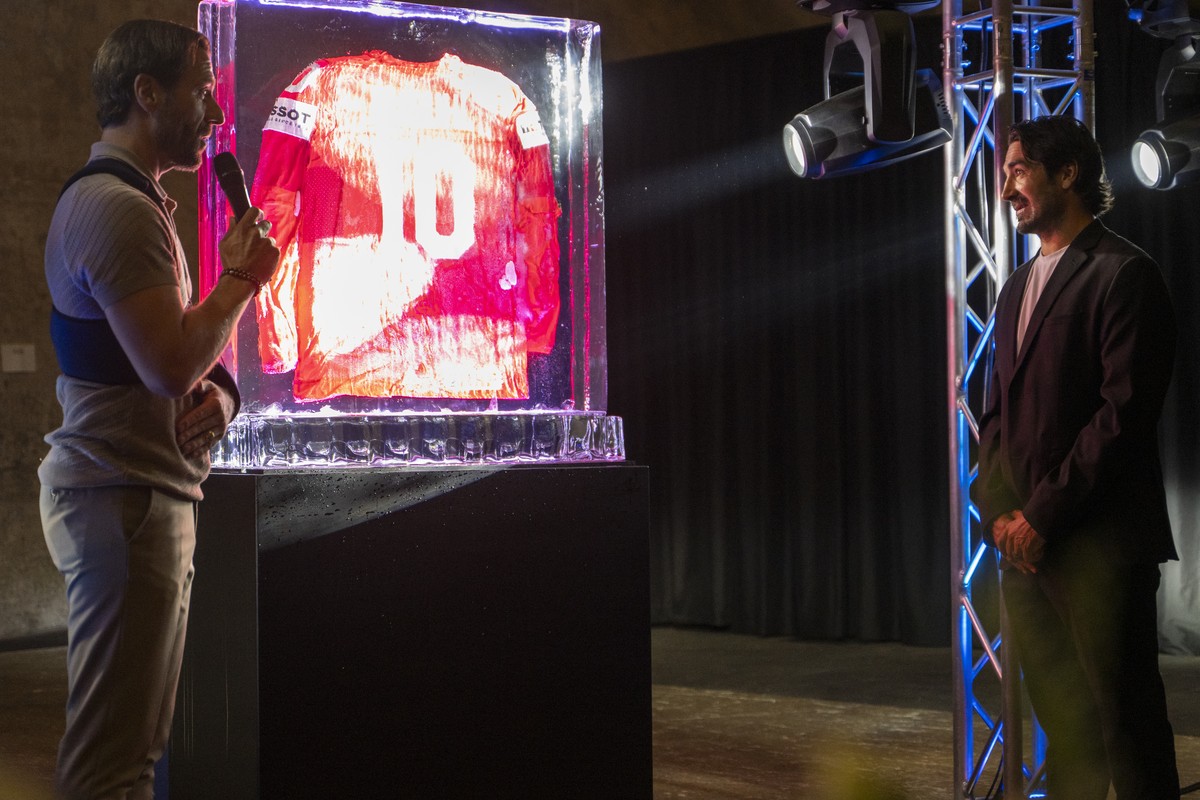 Lars Weibel, Direktor Sport, wuerdigt Special Award Gewinner Andres Ambuehl, waehrend der Swiss Ice Hockey Night, am Donnerstag, 31. August 2025 in Riedholz bei Solothurn. (KEYSTONE/Marcel Bieri)